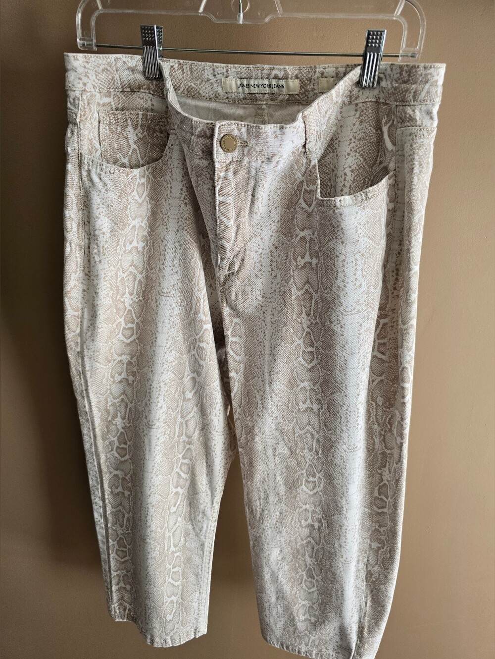 Jones New York Women's White And Beige Snake Print Capri Jeans. Size 16.